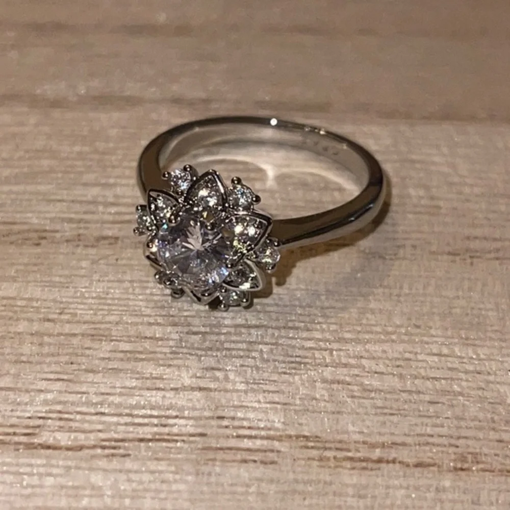 Elegant flower ring